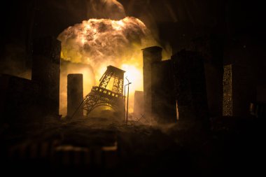 Nükleer savaş konsepti. Nükleer bomba patlaması. Bombalamadan sonra şehir merkezinin kıyamet manzarası. Gece sahnesi. Şehir savaş yüzünden yok oldu..