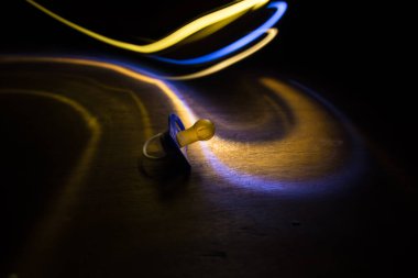 Bebek emziği ahşap masada, arka planda düşük tonlu. Seçici odak