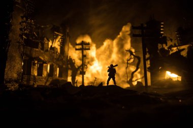 Bazukalı askeri siluet. Savaş Konsepti. Askeri siluetler savaş sisli arka planda savaş sahnesi, Asker Silueti gece hedefe nişan alıyor. Saldırı sahnesi