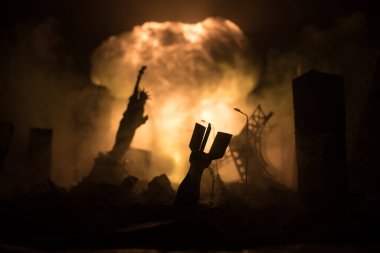 Nükleer savaş konsepti. Nükleer bomba patlaması. Bombalamadan sonra şehir merkezinin kıyamet manzarası. Gece sahnesi. Şehir savaş yüzünden yok oldu..