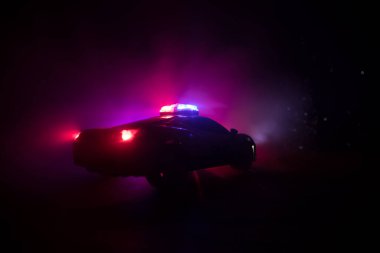 Polis arabası sisli bir arabayı gece takip ediyor. 911 acil durum arabası suç mahalline doğru hızla gidiyor. Yaratıcı dekorasyon. Seçici odak