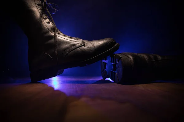 Concepto Guerra Viejo Zapato Militar Fondo Niebla Tonificado Oscuro Concepto — Foto de Stock