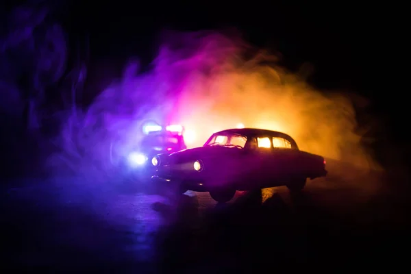 警察の車霧の背景と夜に車を追いかける 911犯罪現場への緊急対応警察の車のスピードアップ 選択的焦点 — ストック写真