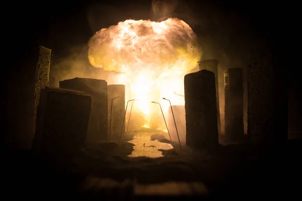 核战争启示录的概念 原子弹在城市的爆炸 被原子战争摧毁的城市黑暗中的创造性艺术品装饰 有选择的重点 — 图库照片