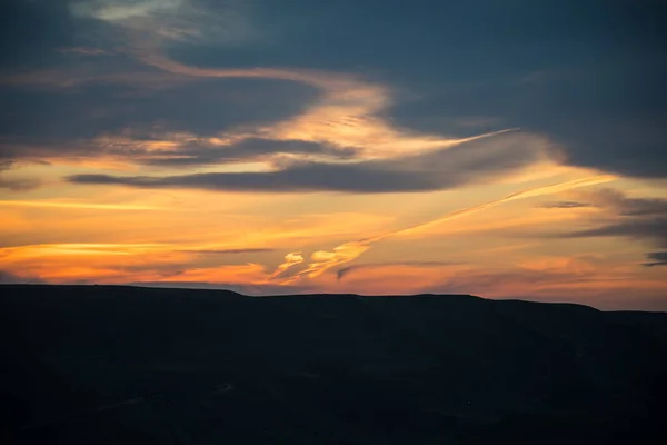 Pôr Sol Colorido Sobre Montanhas Lindas Nuvens Voando Sobre Lago — Fotografia de Stock