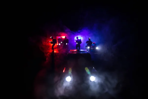 夜は警察の車だ 警察の車霧の背景と夜に車を追いかける 911犯罪現場への緊急対応警察の車のスピードアップ 選択的焦点 — ストック写真