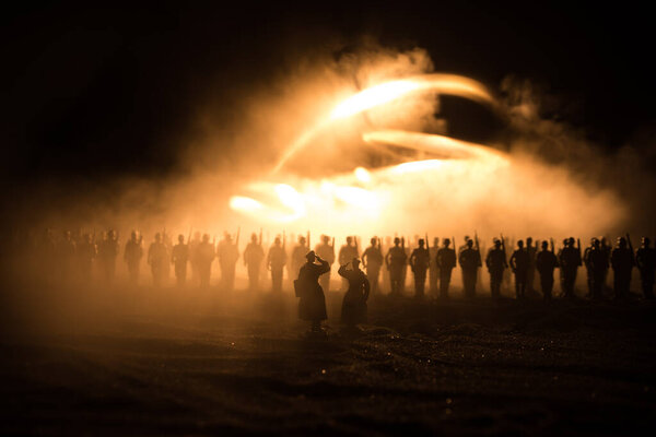 Концепция войны. Военные силуэты боевой сцены на фоне тумана на фоне неба войны, силуэт солдат мировой войны под облачным горизонтом ночью. Немецкие солдаты в строю. Селективный фокус