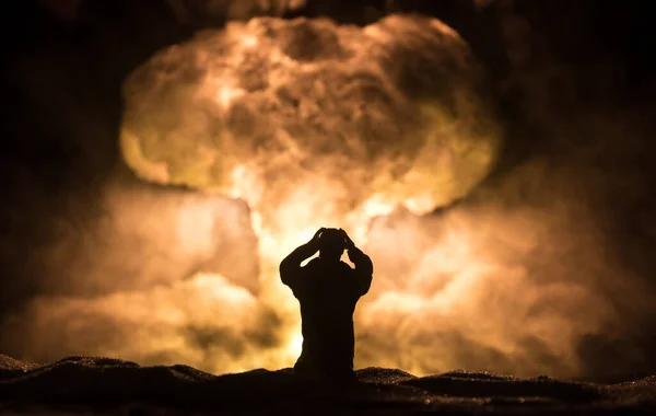 Kärnvapenkrig Explosion Atombomb Kreativa Konstverk Dekoration Mörker Silhuett Person Mot — Stockfoto