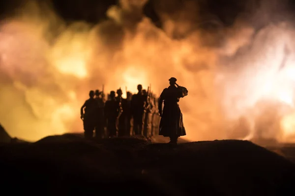 Kriegskonzept Militärische Silhouetten Kampfszene Auf Kriegsnebel Himmel Hintergrund Weltkriegssoldaten Silhouette — Stockfoto