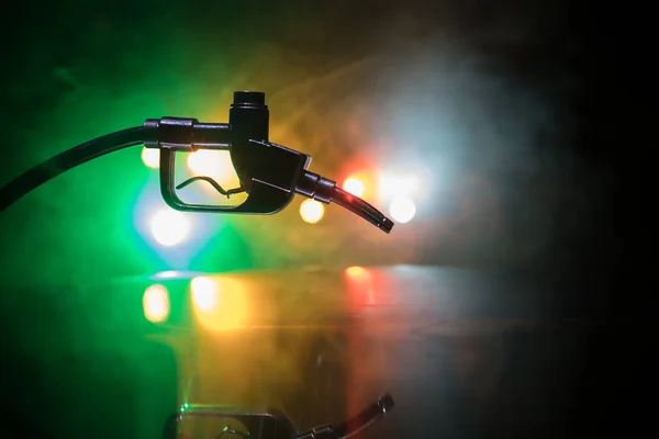 Concetto Creativo Silhouette Pistola Benzina Miniatura Sfondo Scuro Nebbioso Tonica — Foto Stock