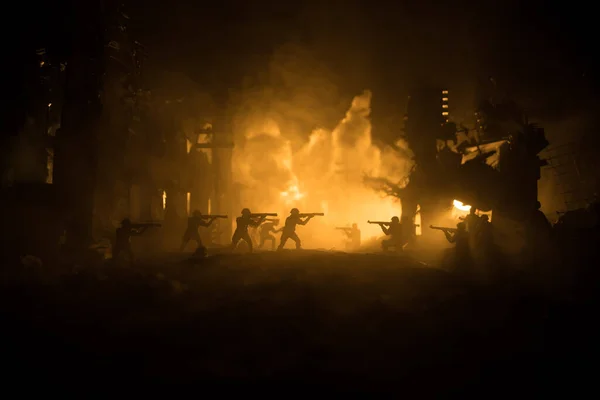 Conceito Guerra Silhuetas Militares Lutando Cena Fundo Céu Nevoeiro Guerra — Fotografia de Stock