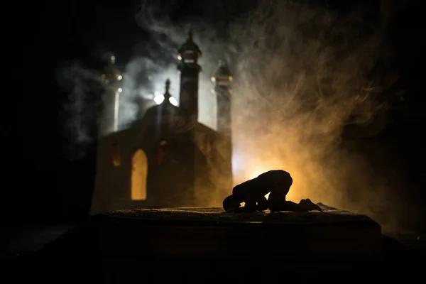 トーン霧の背景にモスクの建物のシルエット ラマダーン カレームの背景 祈りのシルエットと現実的なモスクのミニチュア 選択的焦点 — ストック写真