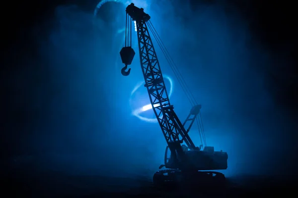 Abstrakte Industrielle Hintergrund Mit Baukran Silhouette Über Erstaunliche Nachthimmel Mit — Stockfoto