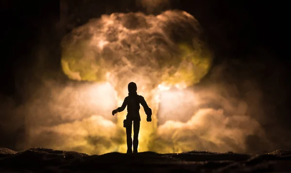 核战的概念 核弹的爆炸 黑暗中的创造性艺术品装饰 一个人面对巨大的原子弹爆炸蘑菇云时的轮廓 有选择的重点 — 图库照片