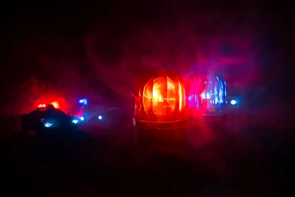 黑暗中警车的蓝色和红色圆形老式警笛声 旋转复古风格的警笛 有选择的重点 — 图库照片