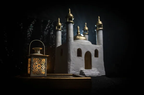 装饰的阿拉伯灯笼 点着的蜡烛在夜晚闪烁着光芒 现实的清真寺缩影背景 节日贺卡 穆斯林圣月斋月请柬有选择的重点 — 图库照片