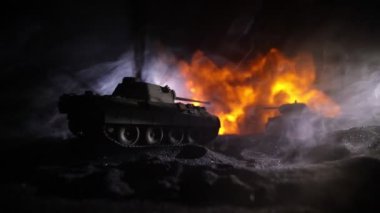 Savaş Konsepti. Askeri siluetler savaş sisli gökyüzü arka planında savaş sahnesi, Dünya Savaşı Askerleri Silueti Bulutlu Gökyüzünün Altında Gece. Zırhlı araç dövüşü sahnesi. Seçici odak