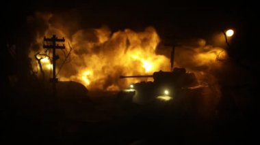 Savaş Konsepti. Askeri siluetler savaş sisli gökyüzü arka planında savaş sahnesi, Dünya Savaşı Askerleri Silueti Bulutlu Gökyüzünün Altında Gece. Zırhlı araç dövüşü sahnesi. Seçici odak