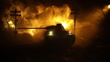 Savaş Konsepti. Askeri siluetler savaş sisli gökyüzü arka planında savaş sahnesi, Dünya Savaşı Askerleri Silueti Bulutlu Gökyüzünün Altında Gece. Zırhlı araç dövüşü sahnesi. Seçici odak