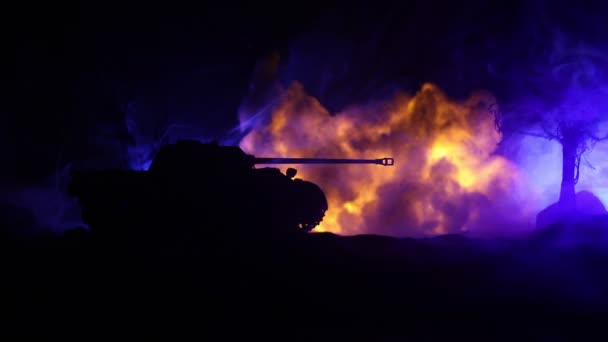 戦争の概念 戦場の霧の空を背景にした軍のシルエット 曇ったスカイラインの下の世界大戦兵士シルエット夜 装甲車両の戦闘シーン 選択的焦点 — ストック動画