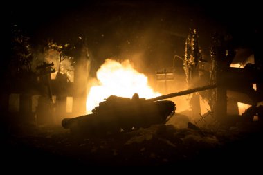 Savaş Konsepti. Askeri siluetler savaş sisli gökyüzü arka planında savaş sahnesi, Dünya Savaşı Askerleri Silueti Bulutlu Gökyüzünün Altında Gece. Harap olmuş şehirde savaş. Seçici odak