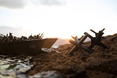2. Dünya Savaşı canlandırması (D-Day). Oyuncak askerler, çıkarma gemileri ve kirpilerle yaratıcı dekorasyon. 6 Haziran 1944 'te Normandiya' ya inen savaş sahnesi. Seçici odak