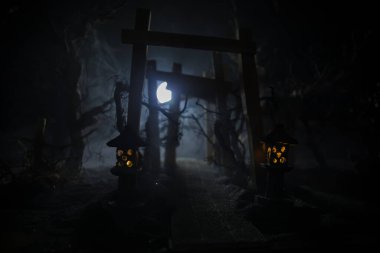 Yaratıcı sanat dekorasyonu. Gece soyut Japon tarzı ahşap tünel. Fantezi ormanında gece sahnesi. Seçici odak