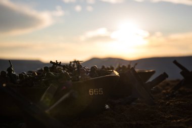 2. Dünya Savaşı canlandırması (D-Day). Oyuncak askerler, çıkarma gemileri ve kirpilerle yaratıcı dekorasyon. 6 Haziran 1944 'te Normandiya' ya inen savaş sahnesi. Seçici odak