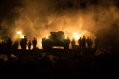 Savaş Konsepti. Askeri siluetler savaş sisli gökyüzü arka planında savaş sahnesi, Dünya Savaşı Askerleri Silueti Bulutlu Gökyüzünün Altında Gece. Zırhlı araç dövüşü sahnesi. Seçici odak