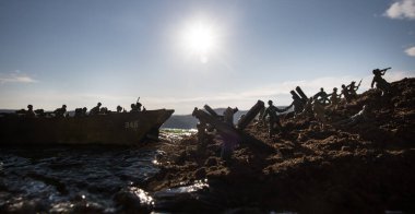 2. Dünya Savaşı canlandırması (D-Day). Oyuncak askerler, çıkarma gemileri ve kirpilerle yaratıcı dekorasyon. 6 Haziran 1944 'te Normandiya' ya inen savaş sahnesi. Seçici odak