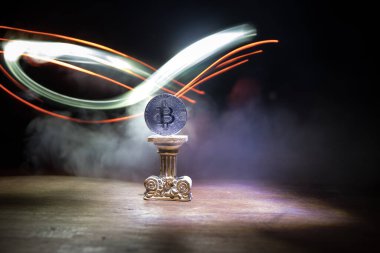 Koyu arka planda Altın Bitcoin. Yeni sanal para. Şifreli para birimi. Yaratıcı sanat dekorasyonu. Seçici odak
