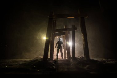 Yaratıcı sanat dekorasyonu. Gece soyut Japon tarzı ahşap tünel. Fantezi ormanında gece sahnesi. Seçici odak