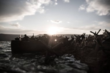 2. Dünya Savaşı canlandırması (D-Day). Oyuncak askerler, çıkarma gemileri ve kirpilerle yaratıcı dekorasyon. 6 Haziran 1944 'te Normandiya' ya inen savaş sahnesi. Seçici odak