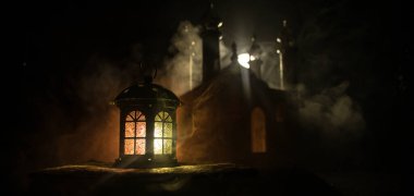 Gece parlayan yanan mumlu süs Arap feneri. Arka planda gerçekçi bir cami minyatürü var. Kutlama kartı, Müslüman kutsal ayı için davetiye Ramazan Kareem. Seçici odak