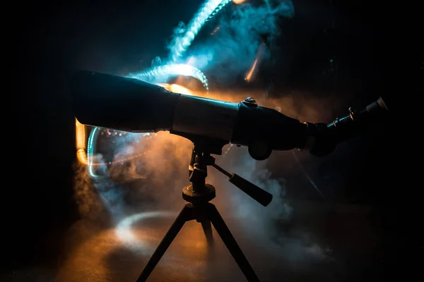 Silueta Telescopio Astronómico Con Contraluz Niebla Oscura Enfoque Selectivo — Foto de Stock