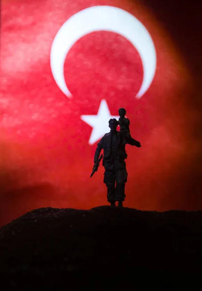 暗い背景を燃焼トルコの小さな旗 戦争の危機と国家間の政治的紛争の概念 トルコの旗に対する武装した兵士のシルエット 選択的焦点 — ストック写真