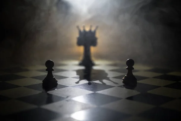 チェスボード上の美しいクラウンミニチュア チェスボードゲームのビジネスアイデアと競争と戦略のアイデアの概念 煙と霧の暗い背景にチェスの数字 選択的焦点 — ストック写真