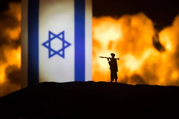 Israël Petit Drapeau Sur Fond Sombre Brûlant Concept Crise Guerre — Photo