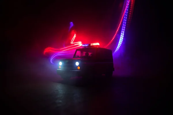 Coche Policía Persiguiendo Coche Por Noche Con Niebla Fondo 911 —  Fotos de Stock