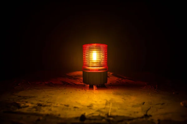 工場の緊急照明 コンクリート壁の警告灯 オレンジサイレン サイレンを回転させる — ストック写真