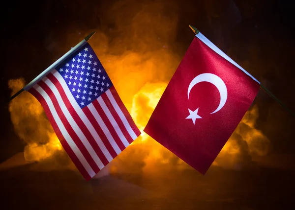 トルコと米国の暗い背景を燃やす上で小さな旗 戦争の危機と国家間の政治的紛争の概念 選択的焦点 — ストック写真