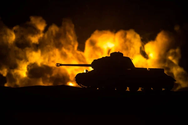 战争概念 军事轮廓在战争的雾天背景下的战斗场景 第二次世界大战的士兵轮廓在乌云的天空下的夜晚 坦克大战有选择的重点 — 图库照片