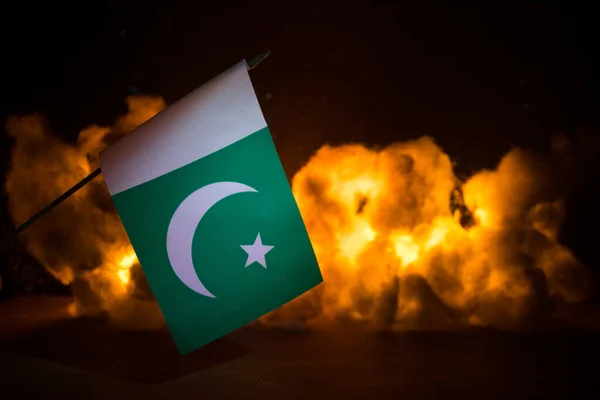 Пакістанський Невеликий Прапор Темному Тлі Концепція Кризи Війни Політичних Конфліктів — стокове фото