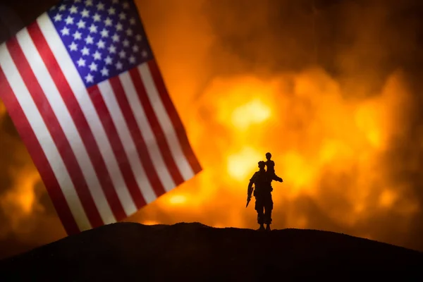 Malá Vlajka Usa Hořícím Tmavém Pozadí Pojem Krize Války Politické — Stock fotografie