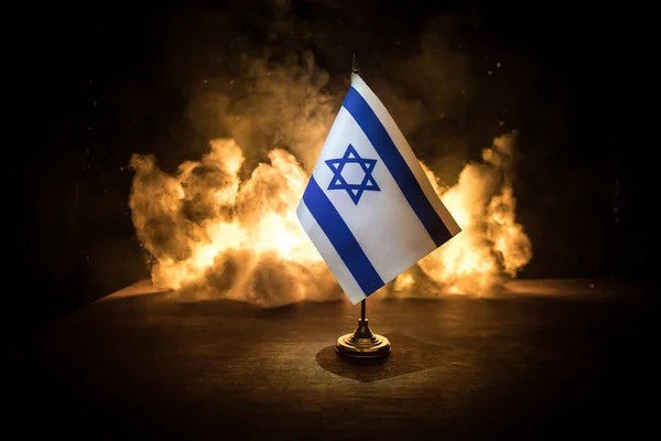 暗い背景に燃えるイスラエルの小さな旗 戦争の危機と国家間の政治的紛争の概念 選択的焦点 — ストック写真