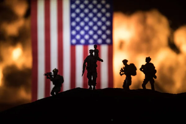 Usa Liten Flagga Brinnande Mörk Bakgrund Begreppet Kris Krig Och — Stockfoto