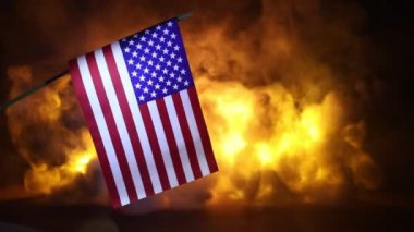 Yanan karanlık arka planda ABD bayrağı. Ülkeler arasında savaş krizi ve siyasi çatışmalar kavramı