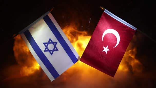 暗い背景に燃えるイスラエルとトルコの小さな旗 戦争の危機と国家間の政治的紛争の概念 選択的焦点 — ストック動画