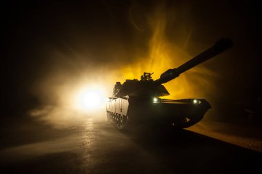 Savaş Konsepti. Zırhlı araç siluet savaş sahnesi sisli gökyüzü arka planında gece. Amerikan tankı savaşmaya hazır. Yaratıcı dekorasyon