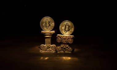Koyu arka planda Altın Bitcoin. Yeni sanal para. Şifreli para birimi. Yaratıcı sanat dekorasyonu. Seçici odak